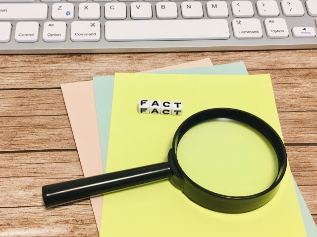 虫眼鏡とFACTの文字ブロックで事実を調べるイメージ