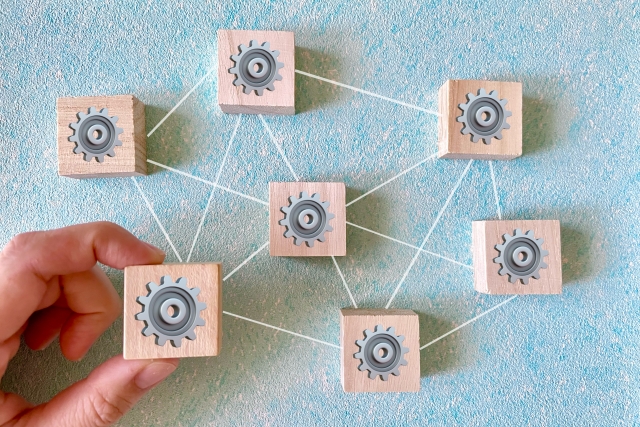 新人教育を仕組み化することをイメージした歯車ブロックの写真|初日の研修で伝えるべき3つのこと