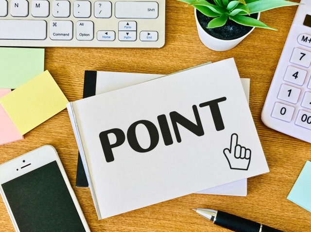 利益率改善のポイントを押さえるイメージ|メモに書かれたPOINT