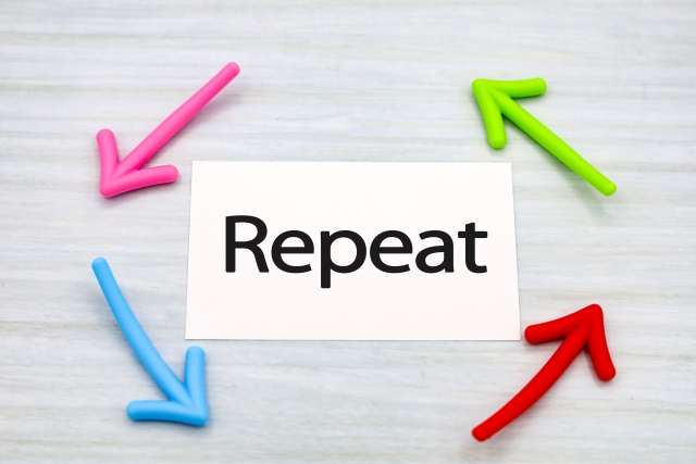 「Repeat」と書かれたカードを囲むカラフルな矢印の画像