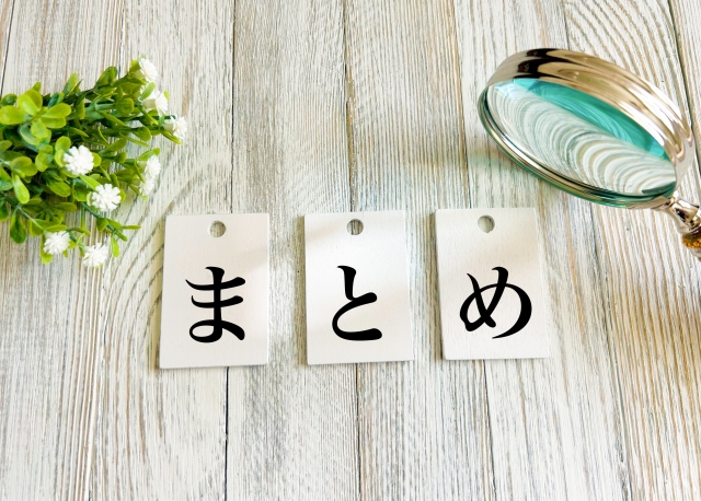 クレーム対応記事のまとめを表現したカードと虫眼鏡の写真