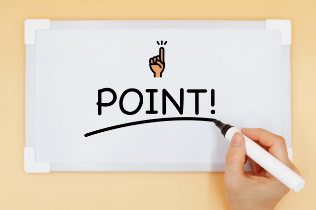 ホワイトボードに「POINT!」と書かれたイラストと手の写真