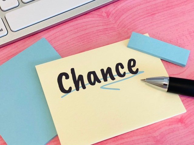 「Chance」と書かれたメモとペンの写真