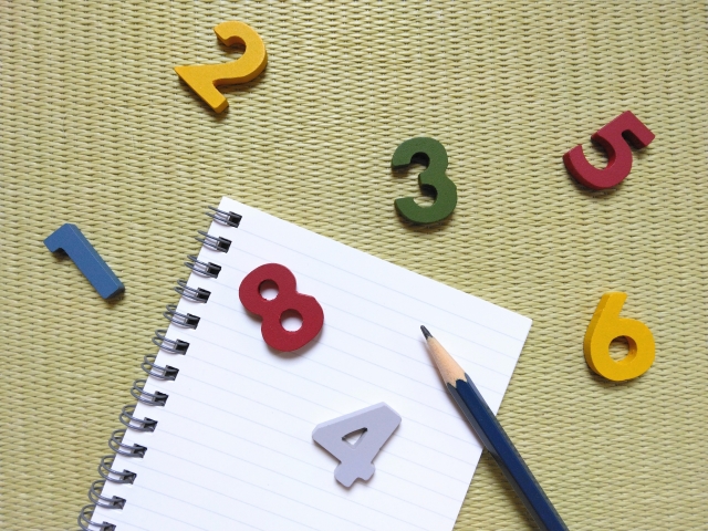 数字とノートを並べたイメージ写真|店長が見るべき数字を整理するイメージ