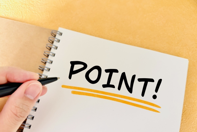 ノートに「POINT!」と書かれたページ。飲食店のシフトを安定させるための重要なポイントを示している。