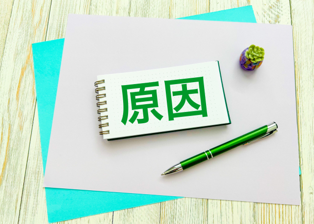 飲食店で「もう一品」をすすめられない原因を示すノートとペンのイメージ画像