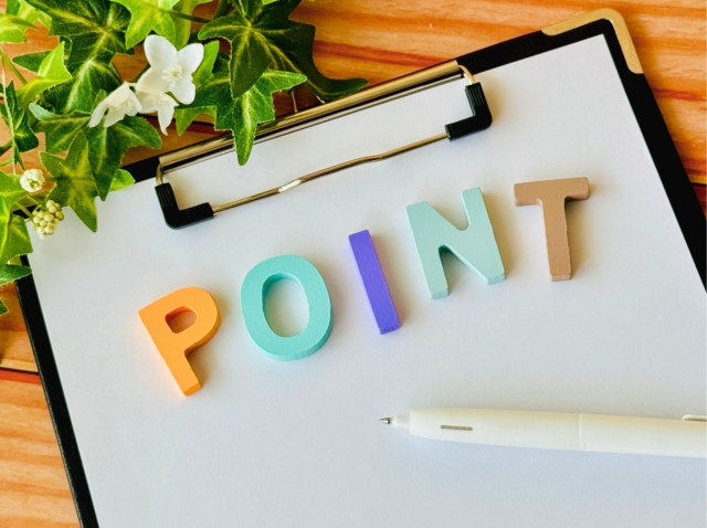 飲食店店長の思考法の重要ポイントを示すイメージ画像|クリップボードとPOINTの文字