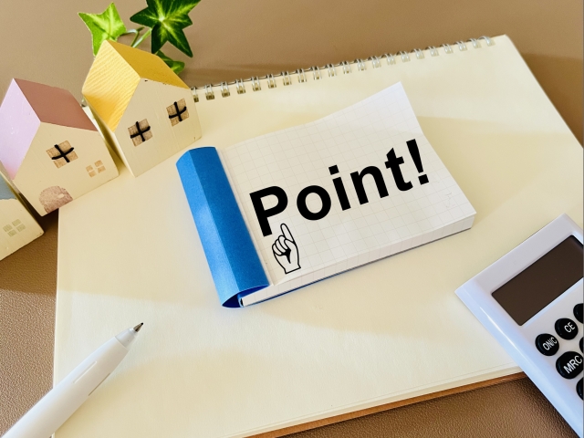 「Point!」と指差しマークが書かれたメモ、電卓、ペン、家の模型が写るビジネス・会計のイメージ。記事の重要なポイントや利益計算、仕組みづくりの解説箇所を示唆する画像。