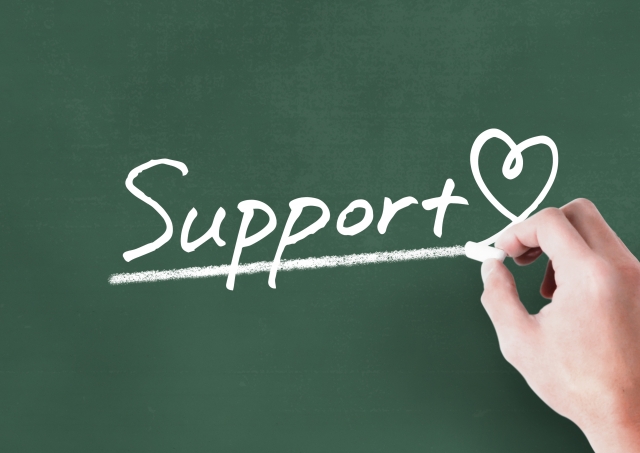 黒板に「Support」と書かれた文字の写真。スタッフを支えるフォロー体制のイメージ。