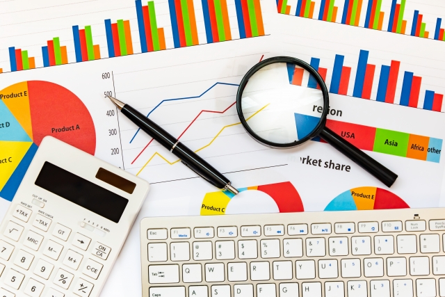 毎日のデータを分析するためのグラフと計算ツールが並んだ写真