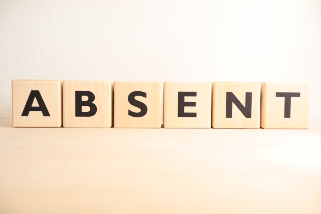 ABSENTの文字が並んだ木製ブロックの写真