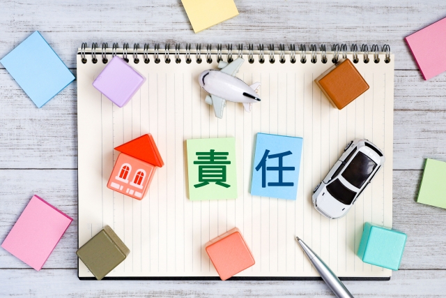 ノートの上に「責任」と書かれたメモと模型が並ぶ写真。店長の責任の考え方を表している。