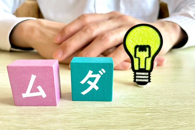 飲食店の動線改善でムダを減らすイメージを表す積み木と電球の写真