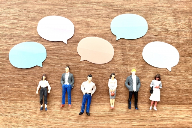 吹き出しとフィギュアが並んだコミュニケーションを表すイメージ写真