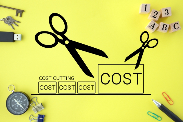 コスト削減をイメージしたハサミのイラスト。人件費の使い方を見直すイメージ。