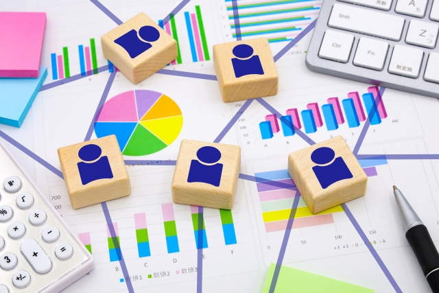 店の問題を分析し、人と仕組みの要因を整理するイメージ画像