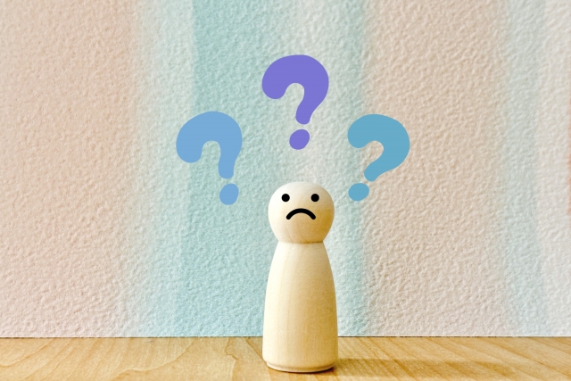 マニュアルを軽視して迷うスタッフをイメージした木製人形の写真