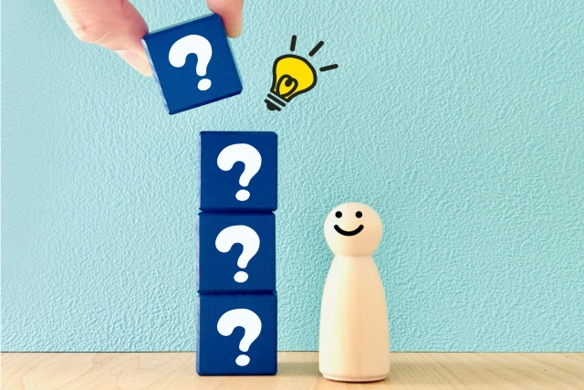 疑問を積み重ねて解決のヒントを得る様子を表したイメージ画像