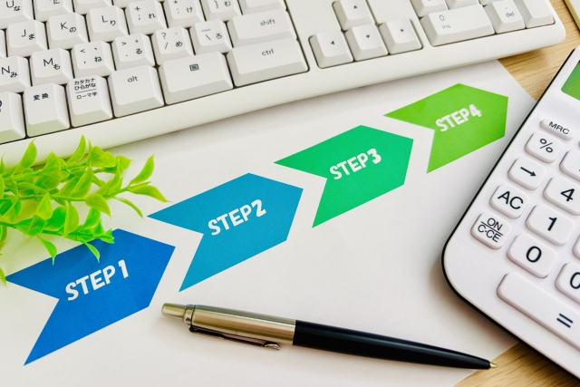 ベテランバイトに仕事を任せる4つのステップを示すイメージ