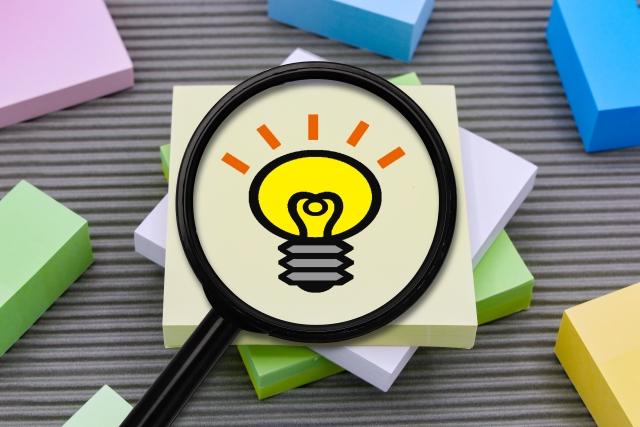 ひらめきを示す電球マークを拡大したイメージ画像