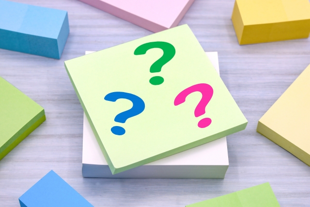 新人教育に悩む飲食店の店長をイメージしたイラスト(複数の疑問符が描かれた付箋の写真)