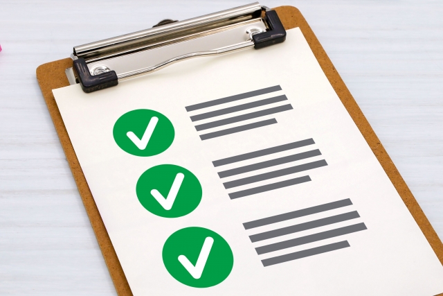 チェックマークが並んだクリップボードの写真。やることとやらないことを整理する様子を表している。