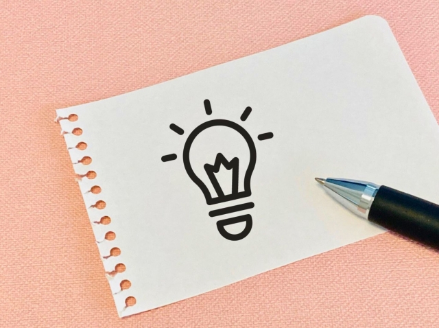 ベテランバイト育成のアイデアをひらめいた瞬間のイメージ