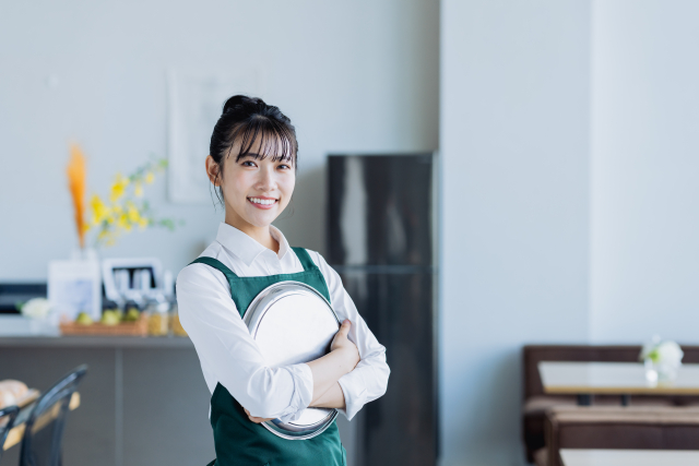 笑顔で働くベテランバイトスタッフのイメージ