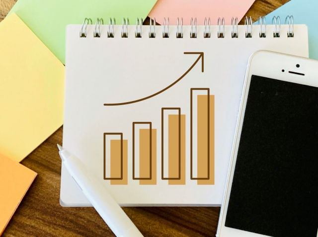 飲食店の動線改善によって売上アップを目指すイメージを表すグラフの写真