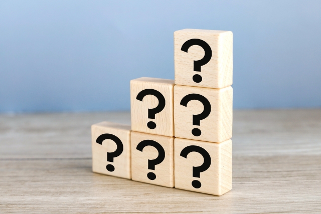 飲食店の動線改善に関する疑問を表すクエスチョンマークの積み木の写真