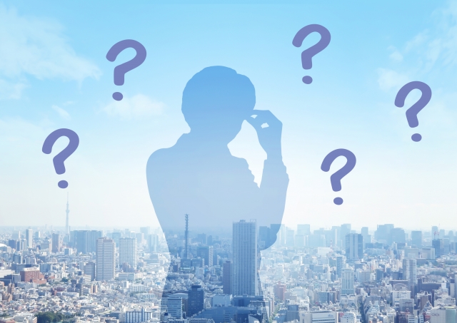 店長が抱える悩みをイメージしたシルエットとクエスチョンマークの画像