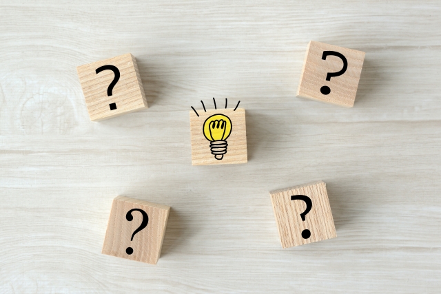 疑問符のブロックに囲まれた電球のイラスト付きブロックの画像
