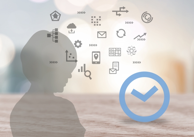 データを整理して判断する様子をイメージしたシルエットとアイコンの画像