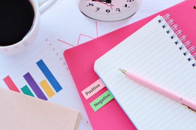 新人教育の進捗を振り返るノートとグラフの写真(飲食店の育成計画をイメージ)