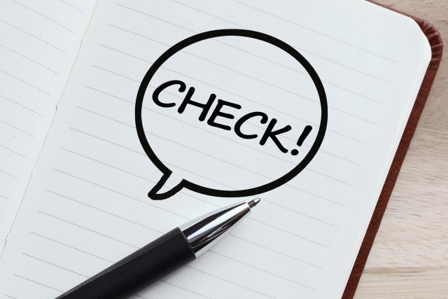 新人教育の進捗を確認するチェックリストのイメージ(ノートに「CHECK!」と書かれた写真)